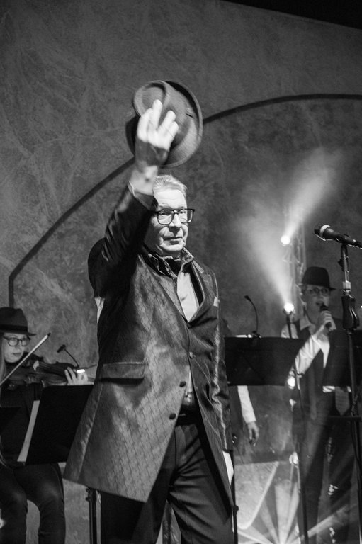 Jorma Valli tervehtii yleisöä Leonard Cohen -konsertissa